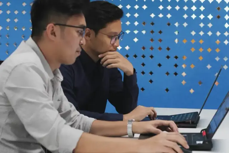 Media Massa, Periklanan, dan Public Relations: Sinergi dalam Komunikasi Modern laptop, praktisi komunikasi