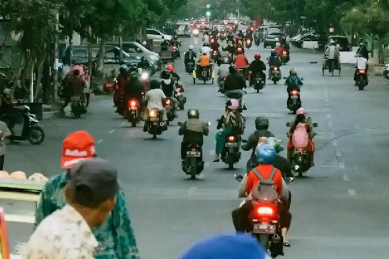 Operasi Zebra Semeru 2025, Ini Prediksi Jadwal dan Titik Razia di Surabaya Ilustrasi jalanan Kota Surabaya (foto: Riski/unsplash)