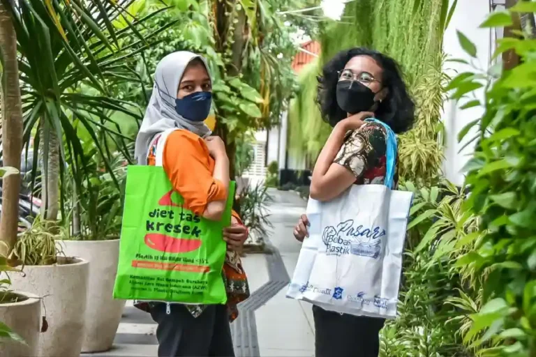 Cegah Pencemaran Mikroplastik, Pemkot Surabaya Perketat Larangan Bakar Sampah dan Kurangi Plastik Sekali Pakai