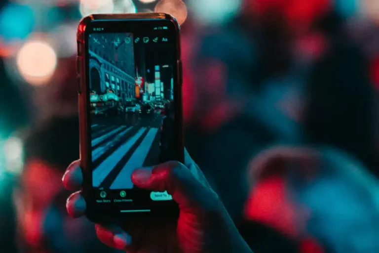 Media Digital yang Sukses di Era New Media, Sebuah Referensi Sederhana (foto: Magnus Andersson, unsplash)