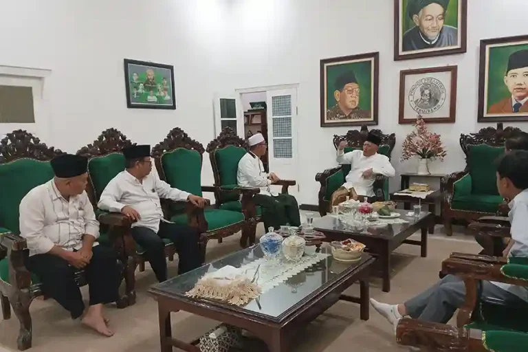 Buku Teladan dari Rumah Ulama di Tebuireng, Ungkap Warisan Intelektual dan Kepahlawanan Keluarga Hasyim Asy’ari Bedah buku di Pesantren Tebuireng mengulas warisan keluarga Hasyim Asy’ari, keteladanan ulama, serta inspirasi literasi dan kepahlawanan.