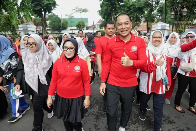 Meriahkan HUT PGRI dan HGN 2025, 15.000 Guru Surabaya Ikuti Jalan Sehat Bersama Wali Kota Eri Cahyadi