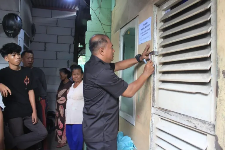 PD Pasar Surya Segel 53 Stan yang Beralih Fungsi Jadi Hunian di Pasar Bendul Merisi