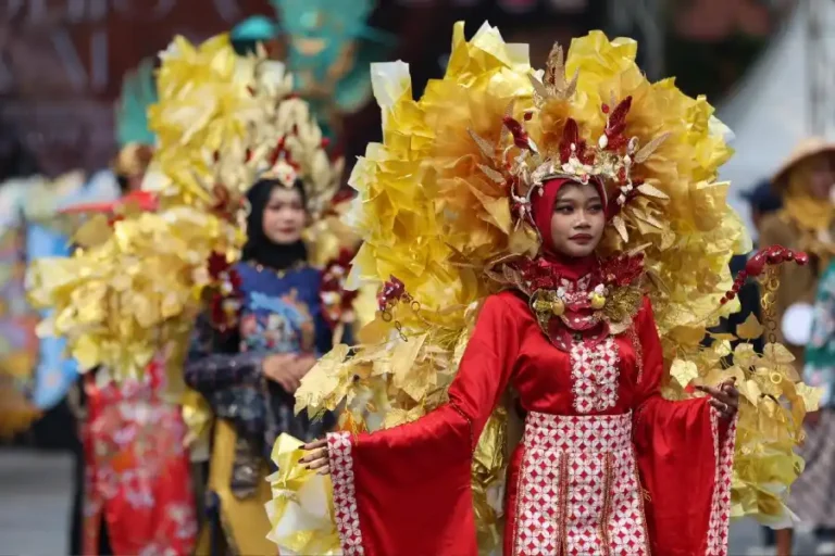 Dibuka Wali Kota Eri, Lebih dari 700 Peserta Meriahkan Parade SFF 2025 di Plaza Internatio