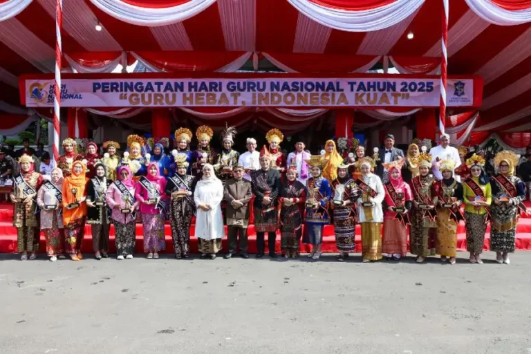 Upacara HGN 2025 di Surabaya Dipimpin Mendikdasmen, Komitmen Kesejahteraan dan Perlindungan Guru Diperkuat