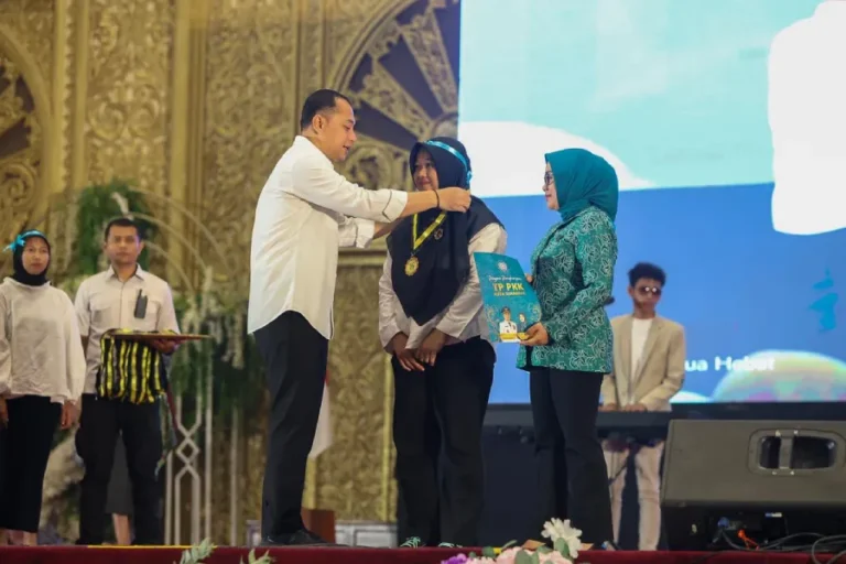 Pemkot Surabaya & TP PKK Resmi Tutup Wisuda SOTH 2025, 16 Ribu Lulusan Siap Wujudkan Orang Tua Hebat