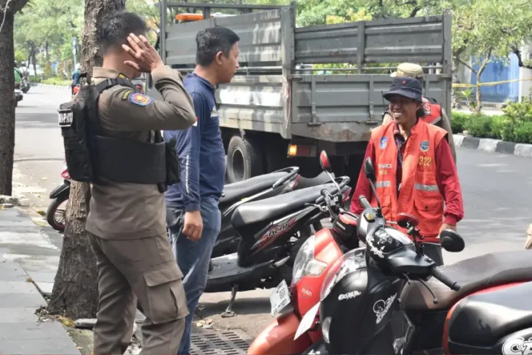 Pemkot Surabaya Gencarkan Penertiban PKL dan Parkir Liar di Jalan Dharmawangsa hingga Jalan Semarang