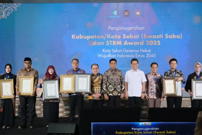 Surabaya Jadi Satu-satunya Kota dengan Predikat Swasti Saba Wistara Paripurna dan STBM Paripurna di Indonesia