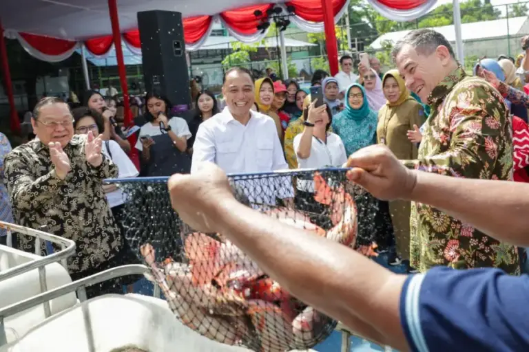 Hibah Australia Dukung Pemberdayaan Perempuan Surabaya, Wali Kota Eri Panen Perdana 600 Ikan Nila
