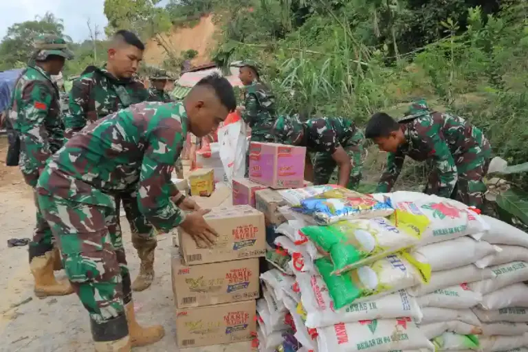 Prajurit TNI Tempuh Puluhan Kilometer Distribusikan Bantuan ke Desa Terisolir di Sitahuis Prajurit TNI berjalan puluhan kilometer menembus medan berat untuk menyalurkan bantuan pertama ke desa-desa terisolir di Sitahuis, Tapanuli Tengah.