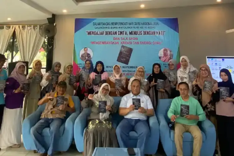 KGPS Luncurkan Antologi Puisi ke-13, Perkuat Spirit Mengajar dengan Cinta di Hari Guru 2025 KGPS merayakan Hari Guru 2025 dengan meluncurkan antologi puisi ke-13 di De Durian Park, menghadirkan puluhan penulis dan tokoh pendidikan.