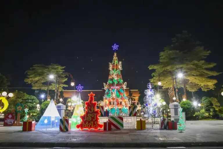 Pemkot Surabaya Percantik Kota dengan Dekorasi Natal, Ajak Swasta Perkuat Ekonomi dan Kepedulian Lingkungan