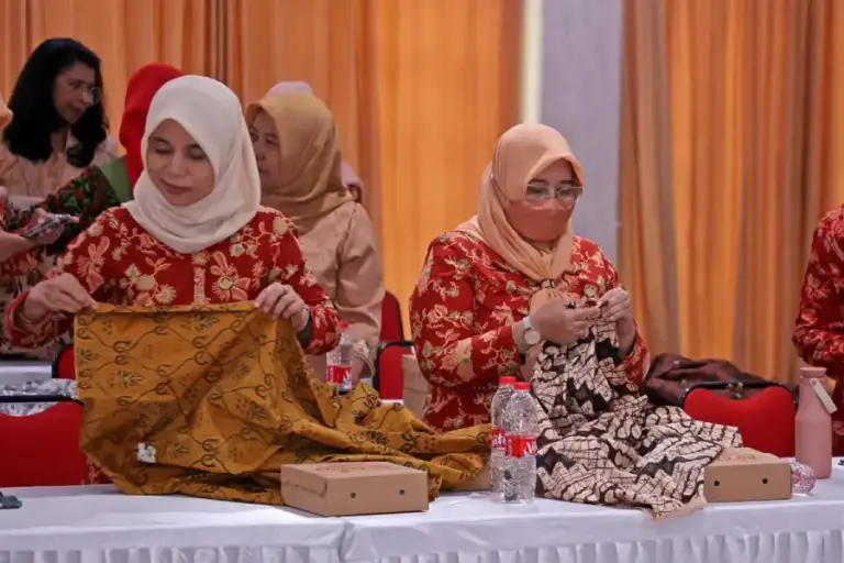 DWP Surabaya Gelar Pelatihan Mewiru dan Berkebaya untuk Lestarikan Busana Tradisional dan Berdayakan Ekonomi Anggota