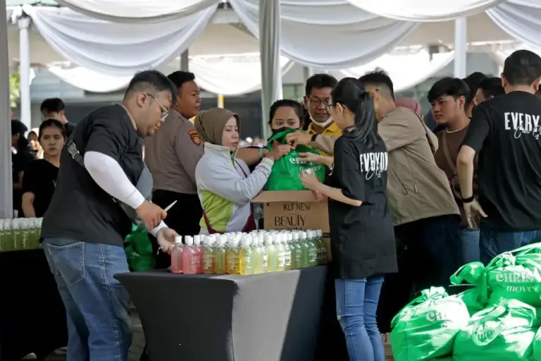 Pemkot Surabaya Bersama Mawar Sharon dan Polri Salurkan 4.000 Paket Sembako Lewat Christmas Movement