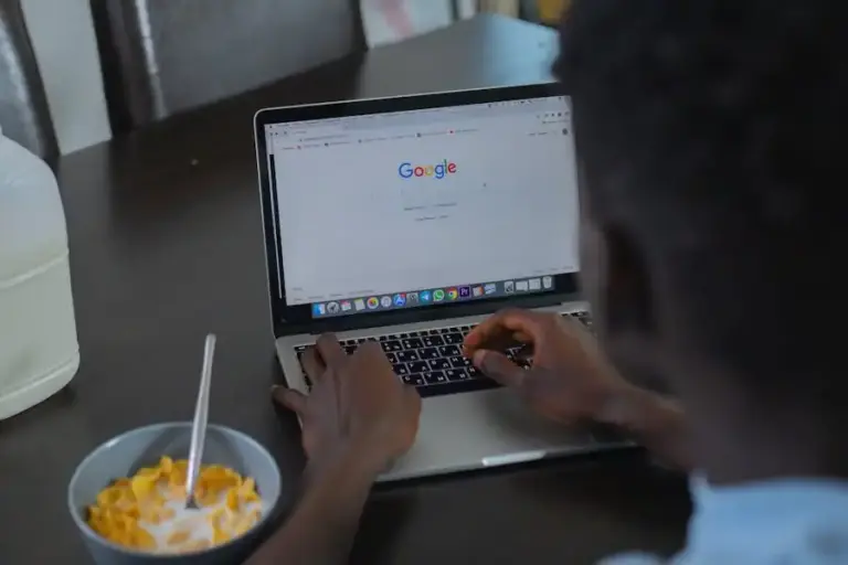 Menaklukkan Algoritma Google: Strategi SEO Modern di Era Kecerdasan Buatan Ilustrasi pengguna layanan search engine Google (foto: cottonbro studio/pexels)