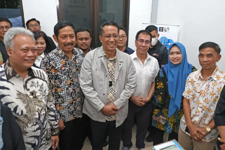 Tinjau Posbankum Gayungan, Menteri Supratman Puji Kerukunan Warga Surabaya dan Sebut Kasusnya Luar Biasa