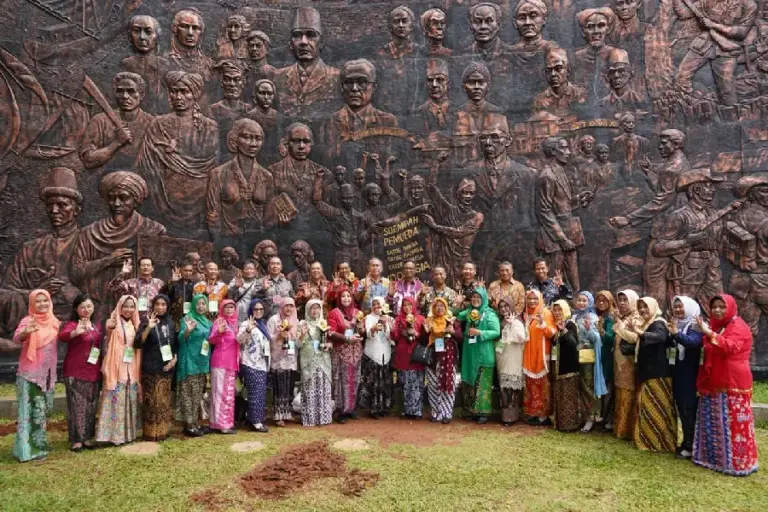 Surabaya Borong 30 Penghargaan Adiwiyata 2025, Targetkan Seluruh Sekolah Lolos Tahun Depan