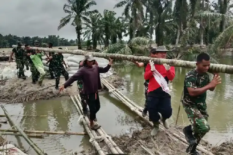 TNI Bersama Warga Gotong Royong Perkuat Tanggul Pasca Banjir di Langkat TNI bersama warga Desa Stabat Lama memperbaiki tanggul pasca-banjir untuk mencegah bencana susulan di Langkat. Kegiatan ini menunjukkan sinergi yang kuat antara TNI dan masyarakat.