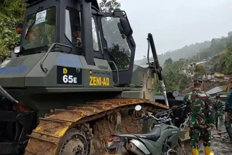 Sinergi TNI dan Kementerian PU Pulihkan Akses Jalan Simpang KKA–Bener Meriah Pascabencana Akses Jalan Simpang KKA yang menghubungkan Aceh Utara dan Bener Meriah kembali tersambung berkat sinergi TNI dan Kementerian PU pascabencana longsor.