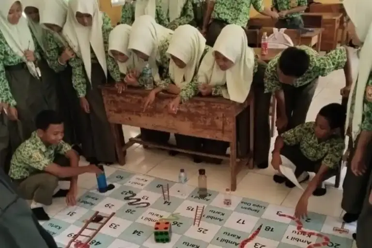 Mahasiswa PPL BKI UIN Sunan Ampel Terapkan Pembelajaran Kreatif di SMPN 1 Purwosari Mahasiswa PPL BKI UIN Sunan Ampel Surabaya menggelar pembelajaran kreatif berbasis permainan ular tangga konseling bagi siswa SMPN 1 Purwosari.