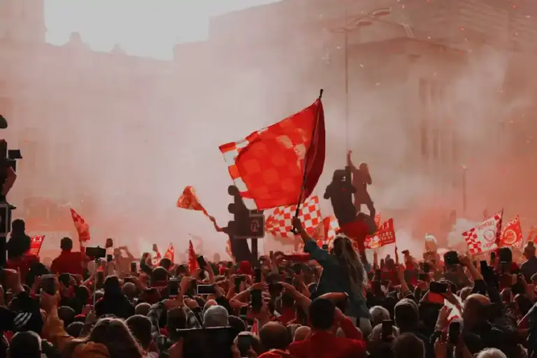 Casual vs Hardcore Fans: Strategi Media Massa Merangkul Audiens di Era Digital Ilustrasi fans sepak bola (foto: Fleur/unsplash)