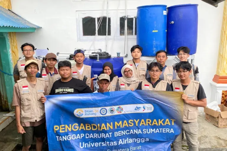 UNAIR Dirikan Instalasi Filter Air untuk Pulihkan Akses Air Bersih di Lokasi Bencana Agam