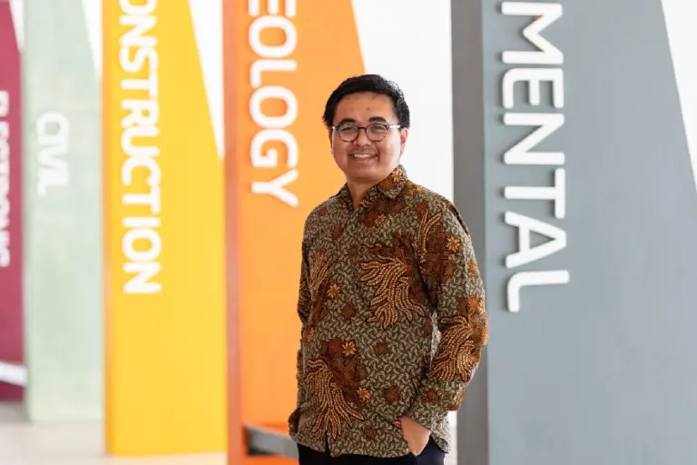 Jejak Global Alumni UNAIR: Dr Edza Aria Wikurendra Kiprah sebagai Akademisi Lingkungan di Malaysia
