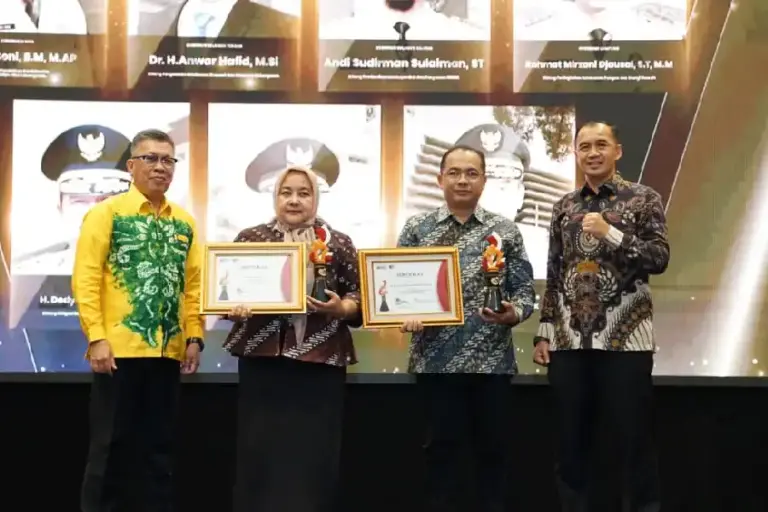 TNI Apresiasi Peran Strategis Pers dalam Bela Negara di Era Perang Informasi TNI mengapresiasi peran pers sebagai garda terdepan bela negara di era digital saat menerima Penghargaan Pena Emas 2025 di Bandung.