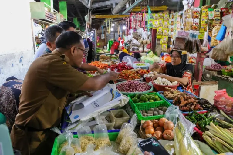 Stok Pangan Surabaya Aman hingga 8 Bulan, Pemkot Pastikan Harga Stabil Jelang Nataru