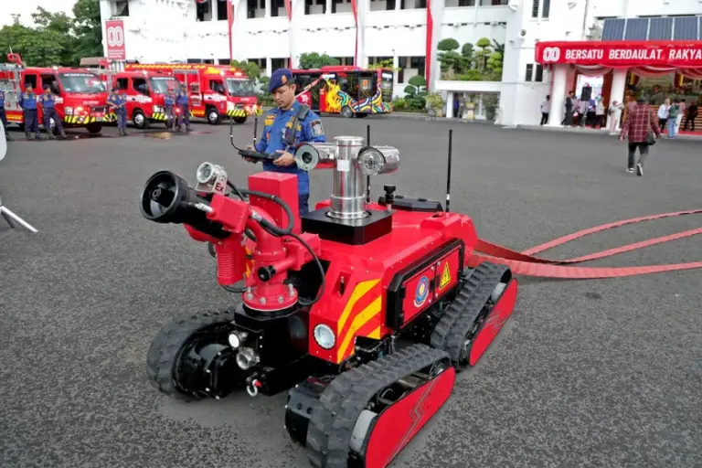 Minimalisir Risiko Petugas, Pemkot Surabaya Resmi Luncurkan Robot Pemadam Medan Berbahaya