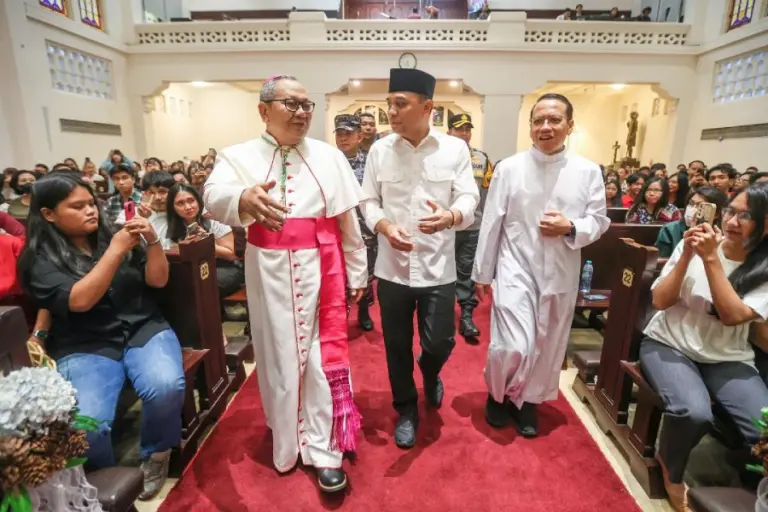 Pantau Misa Natal 2025, Wali Kota Eri Cahyadi Titipkan Doa Keselamatan untuk Surabaya dan Korban Bencana Sumatera