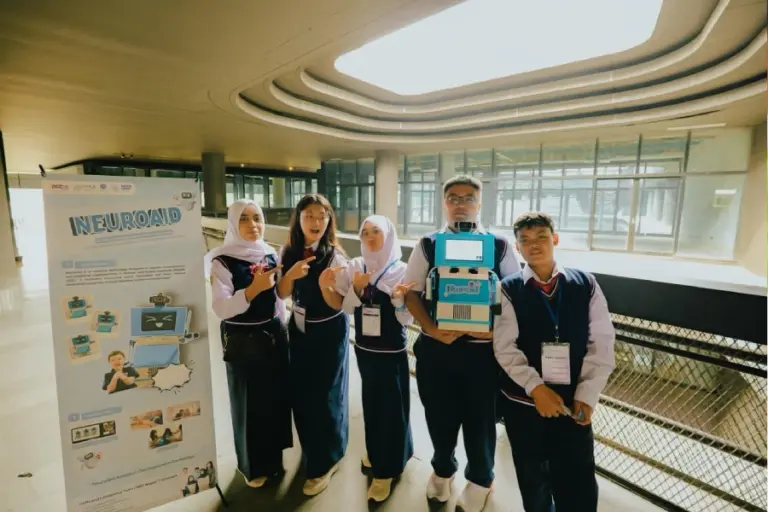 Lima Siswa SMPN 1 Surabaya Ciptakan Robot Pendamping Anak Autis, Raih Gold Medal Internasional