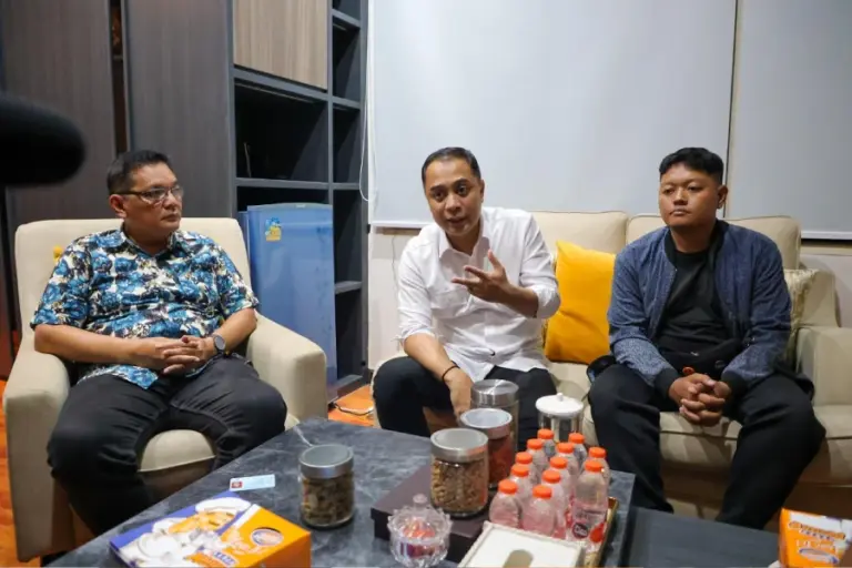 Berantas Pungli Rekrutmen Wira Wiri, Wali Kota Eri Cahyadi Skors Oknum dan Angkat Korban Jadi Helper