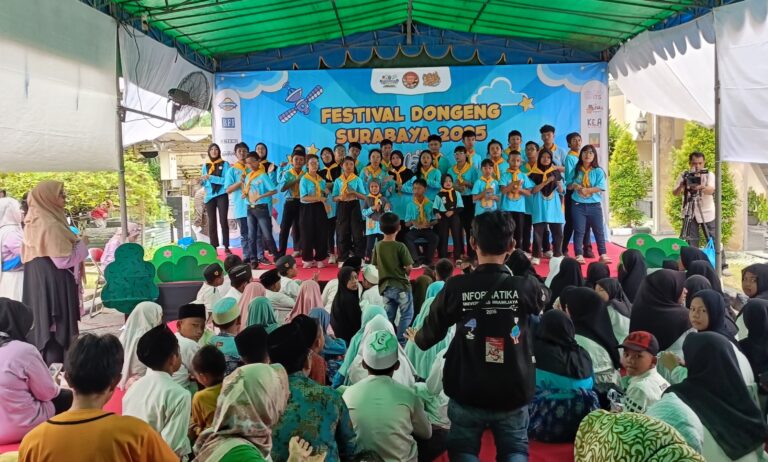 Masuki Satu Dekade, Festival Dongeng Surabaya Konsisten Dorong Minat Baca Anak Festival Dongeng Surabaya digelar di halaman kantor Perpustakaan Daerah Jawa Timur, Minggu (30/11). Foto: Ismuntoro/Prapanca.id