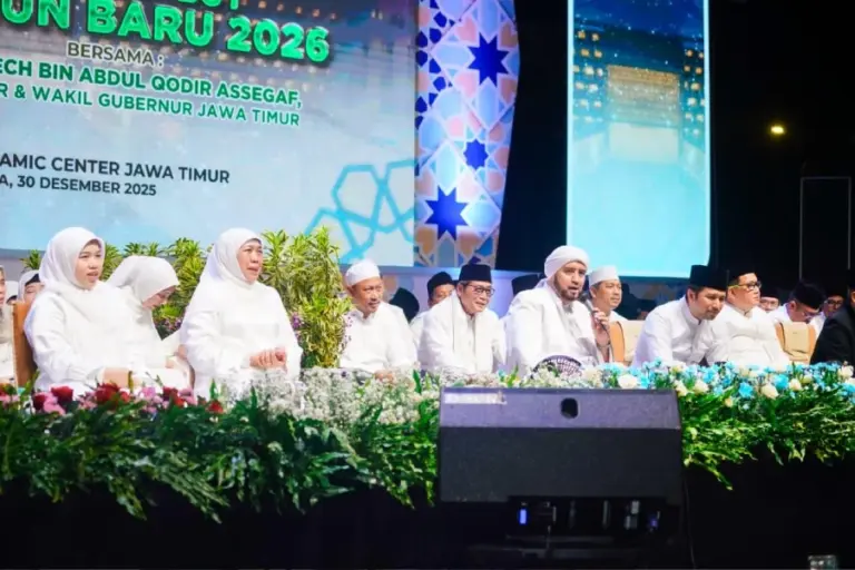 Akhiri 2025 dengan Sholawat, Gubernur Khofifah dan Habib Syech Doakan Keselamatan Jawa Timur dan Indonesia