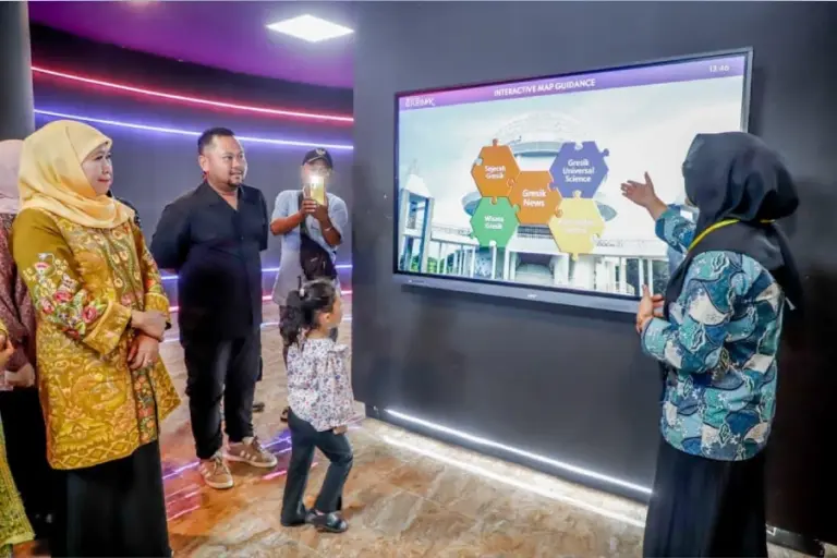 Gubernur Khofifah Kunjungi Gresik Universal Science, Perkuat Literasi Digital Berbasis Edukatif Religius