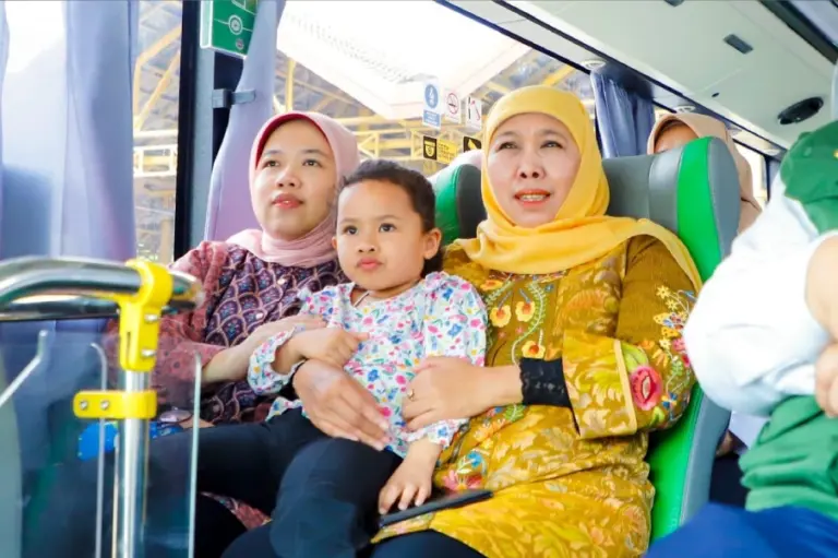 Perkuat Konektivitas Antarwilayah, Gubernur Khofifah Ajak Warga Naik Bus TransJatim