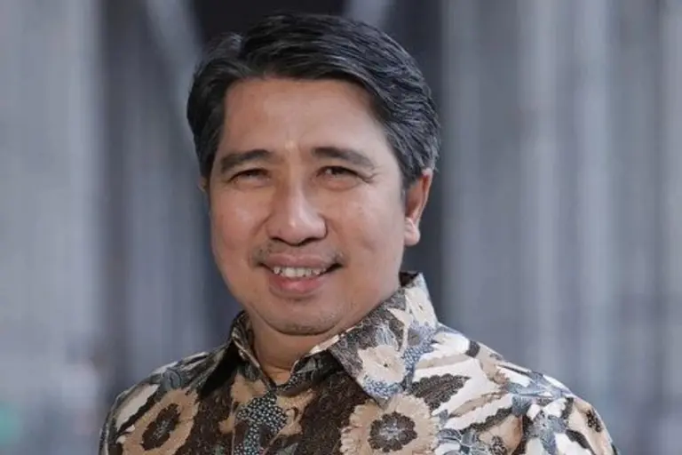Asisten Gubernur BI Solikin Juhro Bagikan Kunci Karier Berdampak bagi Mahasiswa UNAIR
