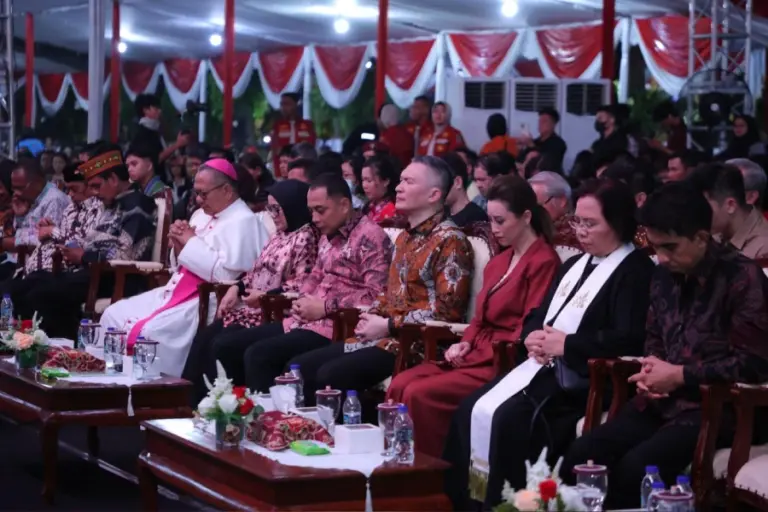 Hujan Tak Halangi Ribuan Umat Kristiani Rayakan Natal Kota Surabaya di Balai Kota