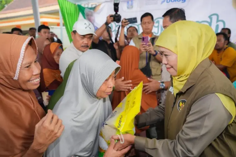 Gubernur Khofifah Gelar Pasar Murah di Lamongan, Strategi Tekan Inflasi Awal 2026