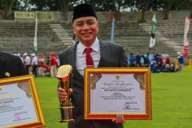 Komitmen Lindungi Pekerja, Wali Kota Surabaya Eri Cahyadi Raih Predikat Platinum Terbaik I Pembina K3 Jawa Timur
