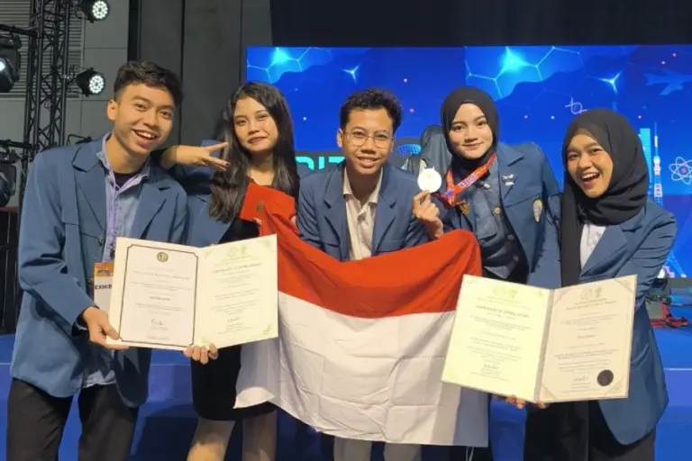 Inovasi ETLIORÉ Berbasis Kecombrang, Mahasiswa UNAIR Raih Silver Medal di Thailand Inventors’ Day 2026