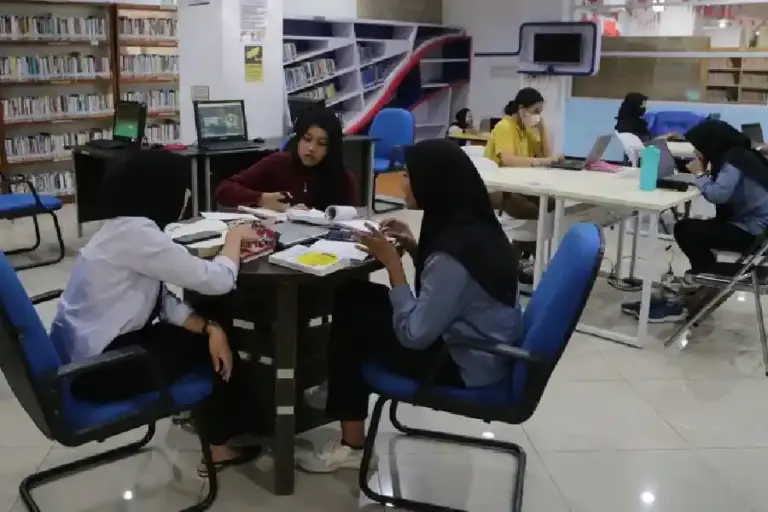 Minat Baca Masyarakat Surabaya Meningkat, Kunjungan Perpustakaan Capai 474 Ribu Sepanjang 2025 Kunjungan perpustakaan Surabaya capai 474.140 sepanjang 2025, dominasi pelajar. Layanan digital dan keliling tingkatkan minat baca anak dan masyarakat.