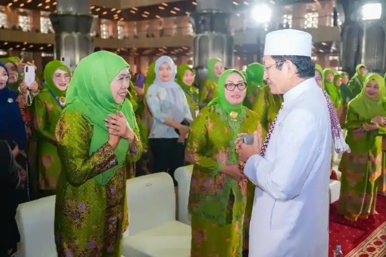 Khofifah dan Menag PPA semarakkan Isra’ Mi’raj di Masjid Istiqlal, ajak masjid jadi pusat ibadah, pendidikan, dan persaudaraan umat Islam.