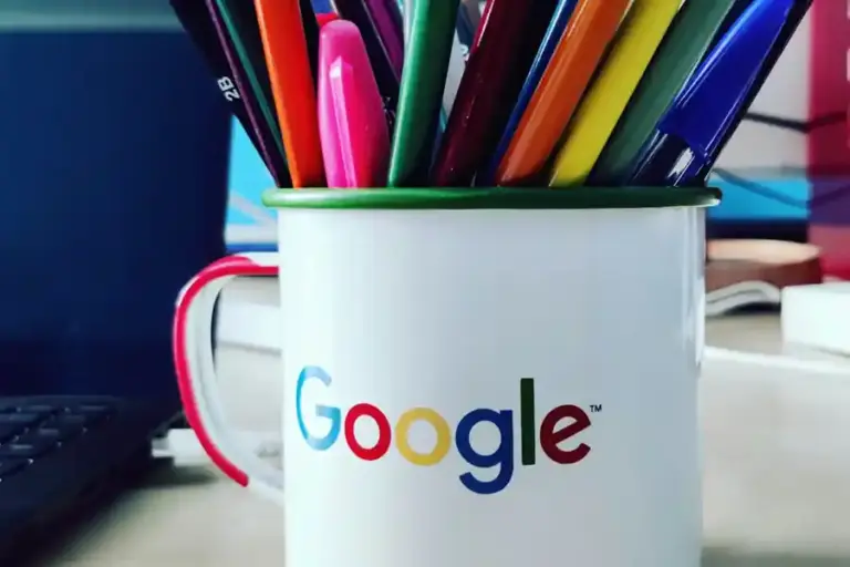 Google Discover Berubah Arah: AI, YouTube, dan X Kian Dominan Tekan Trafik Media Online Ilustrasi Google (foto: Salvino Fidacaro/unsplash)