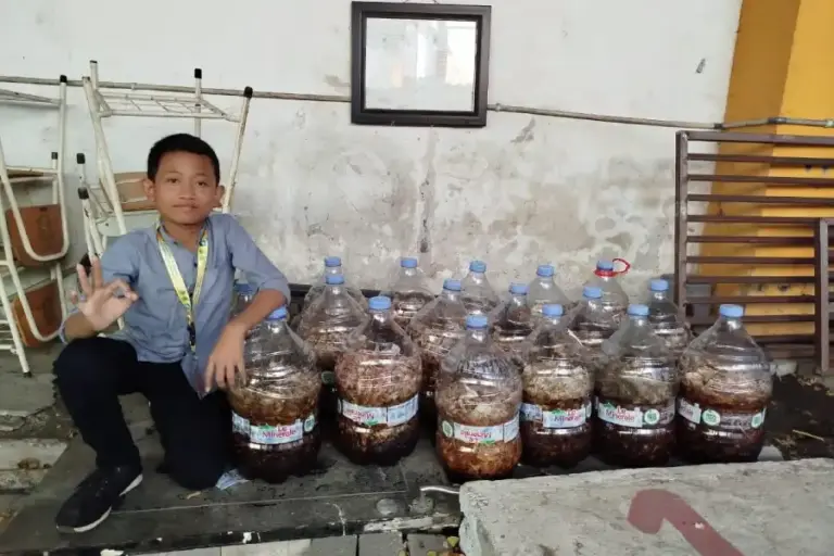 Inovasi Pelajar SMP Surabaya Olah 3 Ton Kulit Bawang Jadi Produk Ramah Lingkungan Bernilai Ekonomi