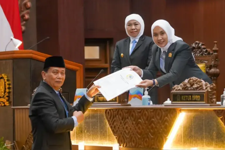 Gubernur Khofifah dan DPRD Jatim Sahkan Dua Perda Strategis Perikanan-Garam dan Penanggulangan Bencana
