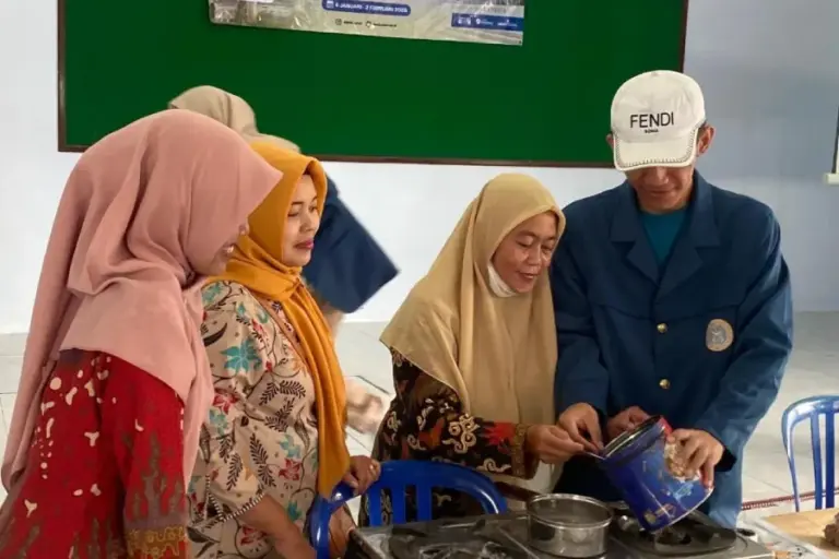 Mahasiswa KKN-BBK UNAIR Kembangkan Inovasi Briket dari Limbah Kayu untuk Ekonomi Desa