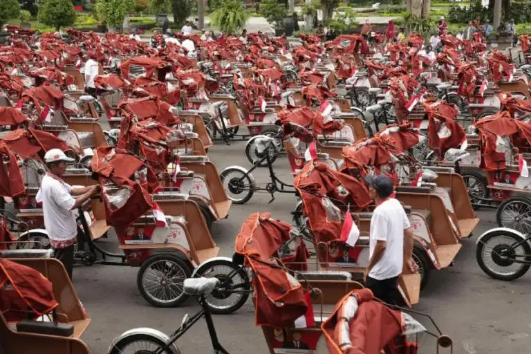 Perkuat Ekonomi Warga, Pemkot Surabaya Terima 200 Becak Listrik Bantuan Presiden Prabowo