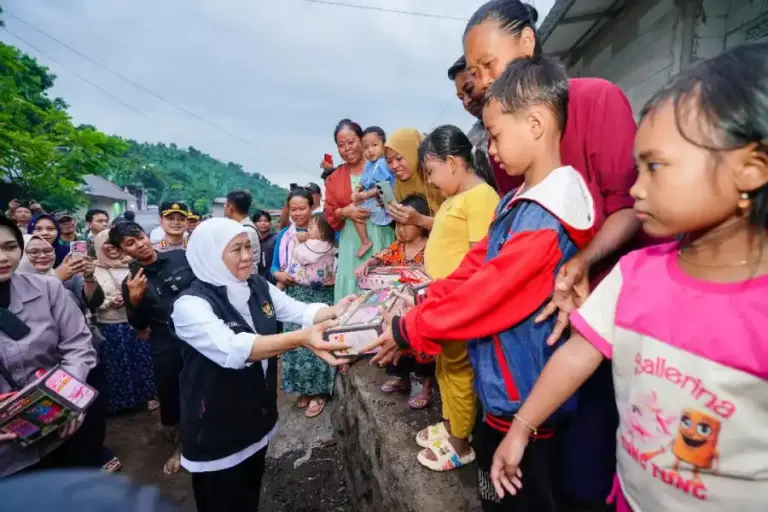 Gubernur Khofifah Tinjau Langsung Banjir Situbondo, Fokus Pengerukan Sungai dan Penguatan Infrastruktur